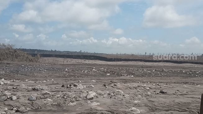 Dua Truk Logistik Dikirim UII ke Lokasi Terdampak Erupsi Semeru