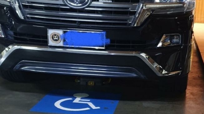 Heboh! Mobil Berplat Anggota DPR RI Parkir Di Area Khusus Disabilitas
