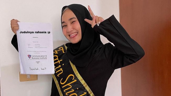 Potret Fatin Shidqia wisuda. [Instagram/fatin30]