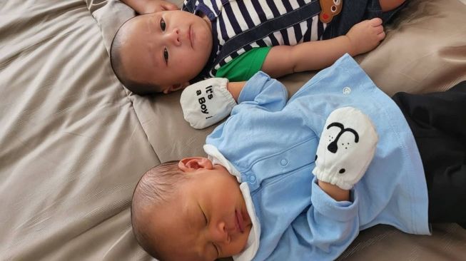 Momen Baby Rayyanza Playdate Bareng Kenzo dan Kiano. [Instagram/baimwong]