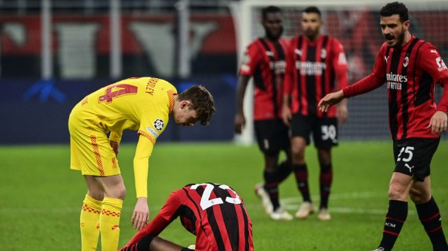 Gelandang Liverpool Conor Bradley (kiri) menghibur AC Milan Fikayo Tomori pada akhir pertandingan babak penyisihan Grup B Liga Champions di San Siro, Milan, Italia, Rabu (7/12/2021) dini hari WIB. 
MIGUEL MEDINA / AFP
