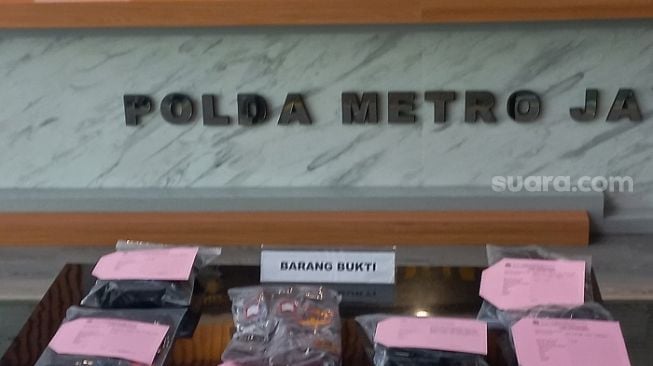 Barang bukti yang disita Polda Metro Jaya terkait kasus pengeroyokan Brigadir Iwan. (Suara.com/M Yasir)