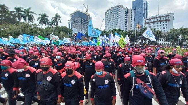 Ribuan buruh dari sejumlah serikat saat berdemo menuntut kenaikan UMP di Jakarta. (Suara.com/Yaumal)