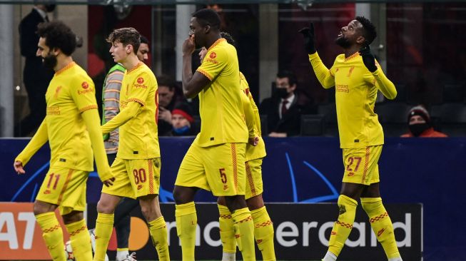 Pemain depan Liverpool Belgia Divock Origi (tengah) merayakan setelah mencetak gol selama pertandingan babak penyisihan Grup B Liga Champions di San Siro, Milan, Italia, Rabu (7/12/2021) dini hari WIB. MIGUEL MEDINA / AFP