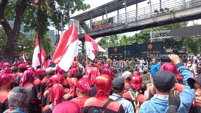 Dilarang Demo di Depan MK, Massa Buruh Koyak-koyak Kawat Duri dan Terobos Barikade Polisi