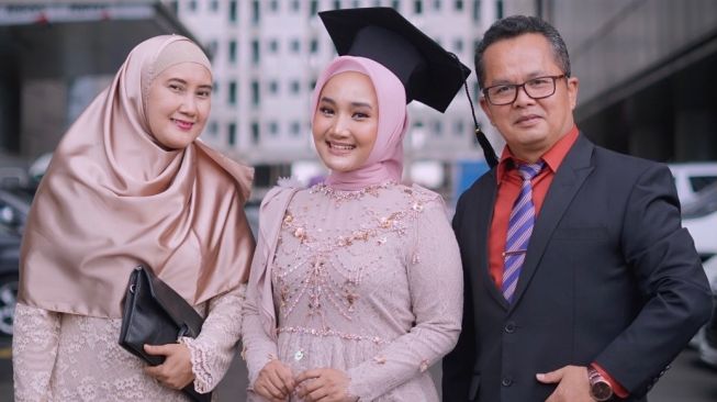 Bersama kedua orangtuanya, Fatin Shidqia baru saja merayakan kelulusannya dan kini menyandang gelar sarjana. [Instagram]
