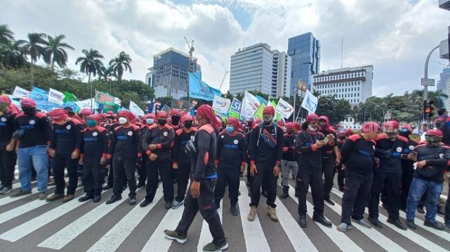 Ribuan Buruh Sudah Menyemut di Patung Kuda, Jalan Menuju Istana dan MK Ditutup Polisi