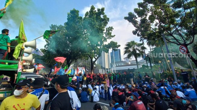 Bergerak ke Balai Kota Setelah Bertemu MK, Massa Buruh Tagih Janji Anies Naikan Upah