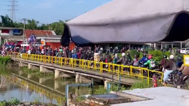 Viral Jembatan Cidomba Karawang Membludak, Dishub: Itu Jam-Jam Sibuk Jadi Semua Masuk
