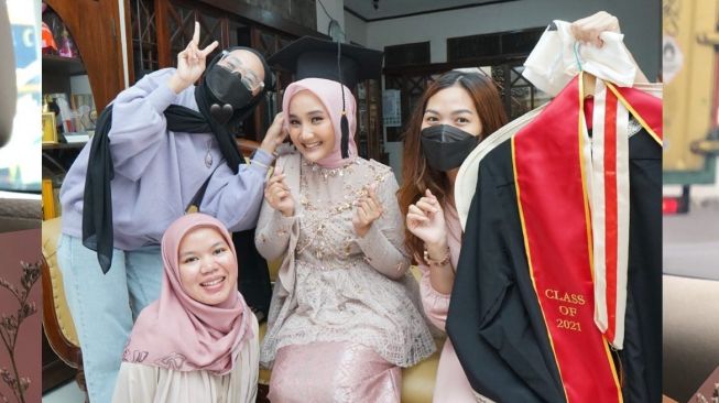 Potret Fatin Shidqia wisuda. [Instagram/fatin30]