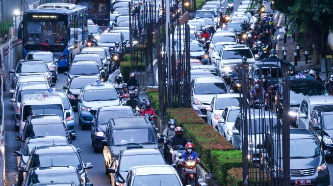 Sejumlah kendaraan terjebak kemacetan di kawasan Kuningan, Jakarta, Selasa (7/12/2021).  ANTARA FOTO/Rivan Awal Lingga