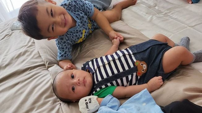 Momen Baby Rayyanza Playdate Bareng Kenzo dan Kiano. [Instagram/baimwong]