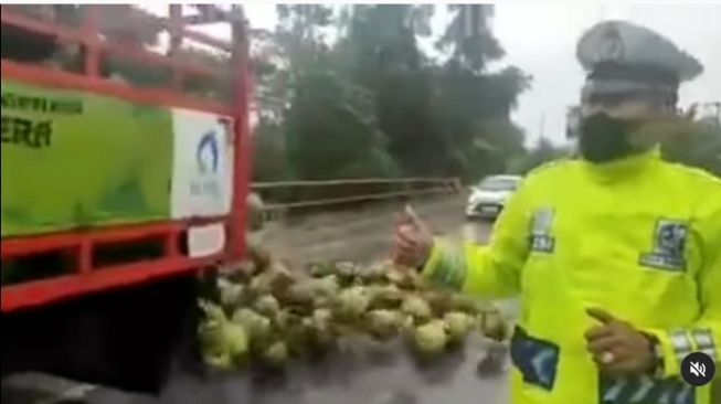 Saat sedang liputan, polisi dibikin syok melihat tabung gas yang dibawa truk berserakan di jalan (Instagram)