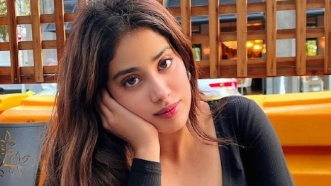 6 Potret Janhvi Kapoor, Anak Sridevi yang Dikenal Cantik dan Seksi