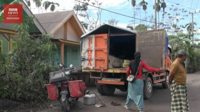 Takut Erupsi Susulan, Warga Ini Pilih Mengungsi ke Truk Pasir