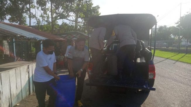 Polisi Sita Ratusan Liter Miras Cap Tikus dan Bobo