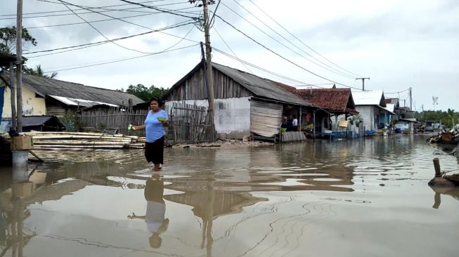 Akses Jalan Wisata Mangrove Pancer Karangantu Terendam Banjir Rob