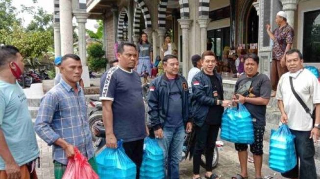 BM Kingdoom Salurkan Ratusan Nasi Kotak kepada Warga Terdampak Banjir 