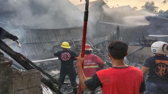 Gudang Sablon dan Warung di Denpasar Ludes Terbakar