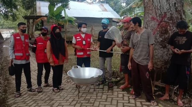SMK Borneo Lestari Kirim Bantuan Peralatan Memasak untuk Desa Masiran