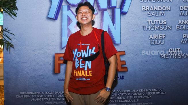 Aktor Bayu Eko Moektito atau Bayu Skak ketika ditemui saat gala premiere film 'Yowis Ben Finale' di Kuningan, Jakarta Selatan, Kamis (9/12/2021). [Suara.com/Alfian Winanto]