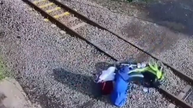 Video Detik-Detik Emak-Emak dan Putrinya Nyaris Tertabrak Kereta