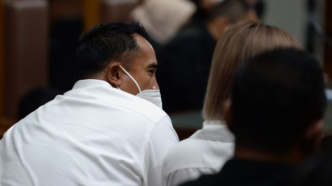 Terdakwa kasus penyalahgunaan narkoba Ardie Bakrie (kiri) bersiap menjalani sidang kasus narkoba di Pengadilan Negeri (PN) Jakarta Pusat, Jakarta, Kamis (9/12/2021). ANTARA FOTO/M Risyal Hidayat
