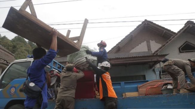 Tim Satgas Tanggap Bencana DKI Bantu Evakuasi Barang Korban Erupsi Semeru