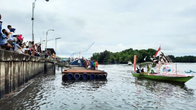 Antusiasnya Masyarakat Bontang Mengikuti Lomba Kapal Hias di Dermaga Tanjung Limau