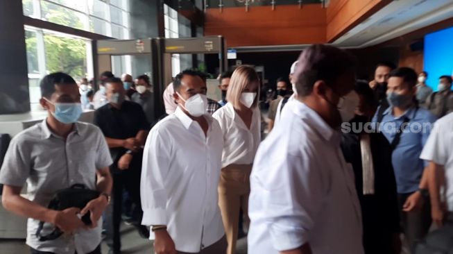 Nia Ramadhani dan Ardi Bakrie dikawal ketat saat mau jalani sidang kasus narkoba [Suara.com/Evi Ariska]