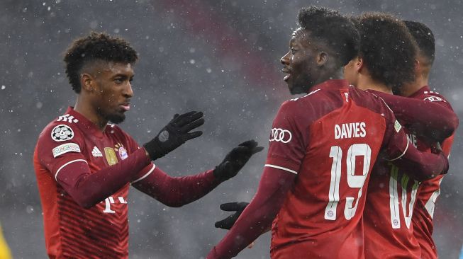 Gelandang Bayern Munich Jerman Leroy Sane (kedua dari kanan) merayakan skor 2-0 dengan rekan satu timnya pemain depan Bayern Munich dari Prancis Kingsley Coman (kiri) dan gelandang Bayern Munich dari Kanada Alphonso Davies (kedua dari kiri) selama pertandingan sepak bola grup E Liga Champions UEFA FC Bayern Munich melawan Barcelona di  di Allianz Arena, Kamis (9/12/2021) dini hari WIB. Christof STACHE / AFP
