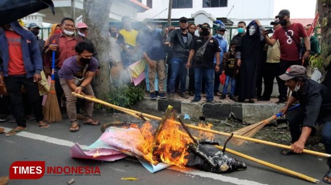 Massa Aksi Bakar Simbol Koruptor di Depan Kantor Kejaksaan Negeri Blitar