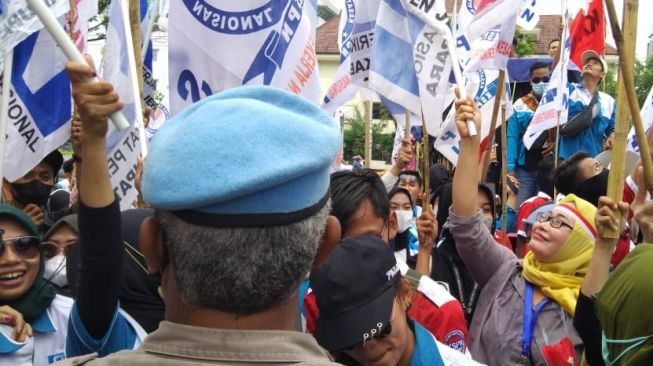 Bikin Adem! Polisi dan Buruh Joget Bareng Saat Aksi Unjuk Rasa di Kantor Gubernur Jateng