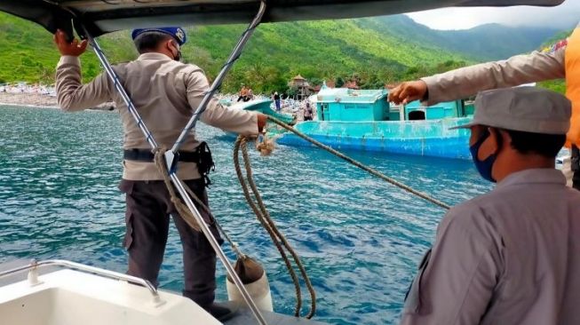 Bangkai Kapal Misterius Bertuliskan Sinar Bahari Digeser ke Pesisir Gili Selang Bali