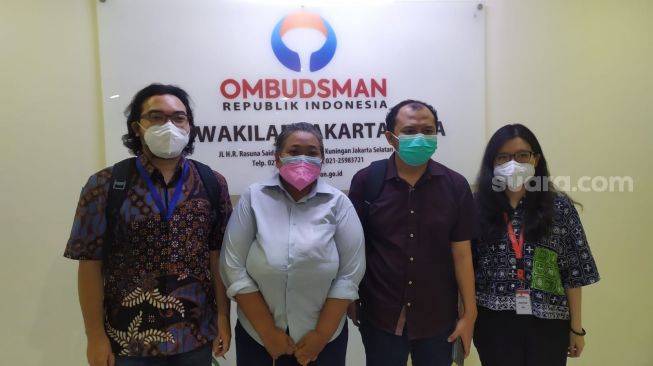 Kepala Perwakilan Ombudsman Jakarta Raya Teguh P Nugroho dan Pengacara LBH Jakarta, Charlie Albajili di Kantor Ombudsman RI, Kuningan, Jakarta, Kamis (9/12/2021). (Suara.com/Tio)