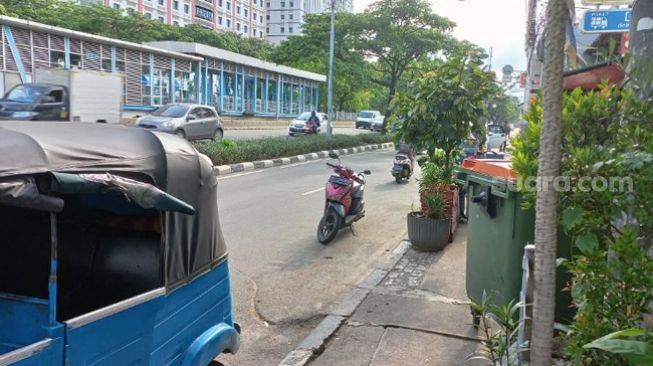 Lokasi driver ojol berinisial IA (39) ditemukan tergeletak diduga ditusuk oleh OTK di depan sebuah penginapan di Jalan Letjen Suprapto, Kemayoran, Jakarta Pusat. Kamis (9/12/2021). [Suara.com/Yaumal Asri Adi Hutasuhut]