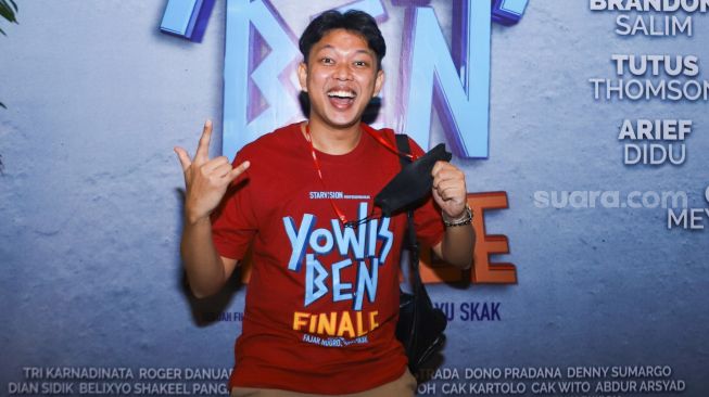Aktor Bayu Eko Moektito atau Bayu Skak ketika ditemui saat gala premiere film 'Yowis Ben Finale' di Kuningan, Jakarta Selatan, Kamis (9/12/2021). [Goonesia.com/Alfian Winanto]