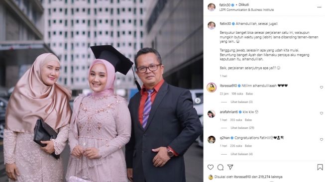 Fatin Shidqia lulus kuliah (instagram.com)