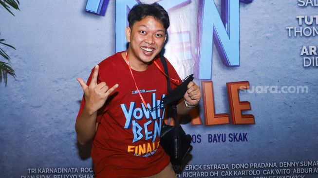 Aktor Bayu Eko Moektito atau Bayu Skak ketika ditemui saat gala premiere film 'Yowis Ben Finale' di Kuningan, Jakarta Selatan, Kamis (9/12/2021). [Suara.com/Alfian Winanto]