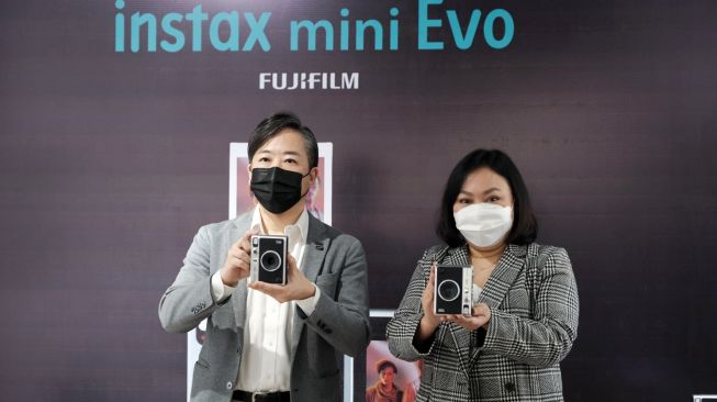 Fujifilm Luncurkan Instax Mini Evo, Kamera Instan yang Bisa Cetak Foto dari Ponsel