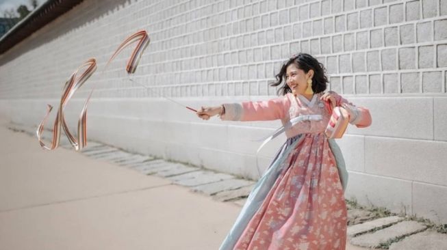 gaya artis Indonesia pakai Hanbok. [Instagram/@therealdisastr]