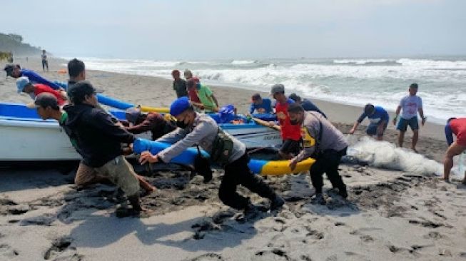 Dihantam Ombak Besar, Perahu Jungkung Milik Nelayan Terbalik di Pantai Kuwaru
