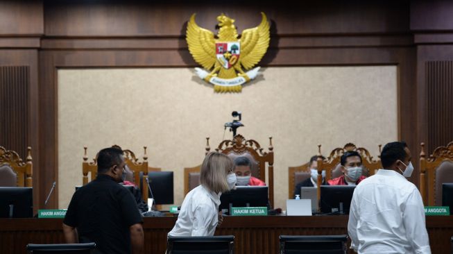 Terdakwa kasus penyalahgunaan narkoba Ardie Bakrie (kanan), Nia Ramadhani (tengah) dan Zen Vivanto (kiri) mengikuti jalannya sidang kasus narkoba di Pengadilan Negeri (PN) Jakarta Pusat, Jakarta, Kamis (9/12/2021).  ANTARA FOTO/M Risyal Hidayat