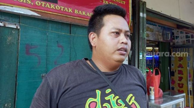 Ilham, warga sekitar, menceritakan peristiwa penusukan yang menewaskan seorang driver ojol di Jalan Letjen Suprapto, Kemayoran, Jakarta Pusat, Kamis (9/12/2021). [Suara.com/Yaumal Asri Adi Hutasuhut]