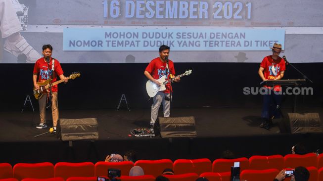 Aksi panggung para pemain film 'Yowis Ben Finale' bermain musik saat gala premiere di Kuningan, Jakarta Selatan, Kamis (9/12/2021). [Suara.com/Alfian Winanto]