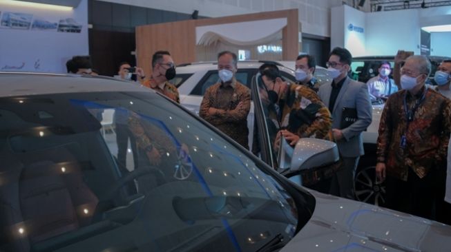 Menteri Perindustrian Agus Gumiwang Kartasasmita dan Ketua Umum Gaikindo Yohannes Nangoi, usai opening ceremony GIIAS Surabaya 2021 meninjau booth partisipan acara [Seven Event].