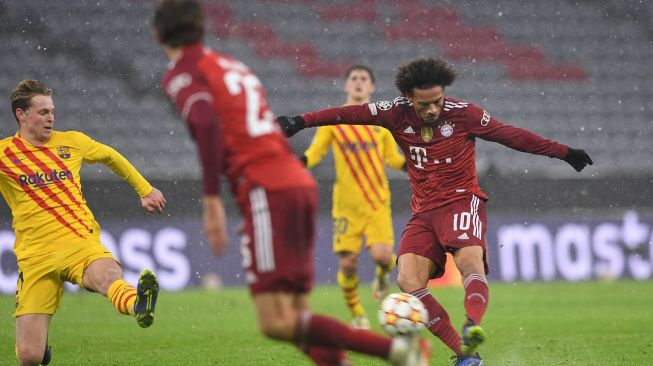 Gelandang Bayern Munich Leroy Sane mencetak 2-0 selama pertandingan sepak bola grup E Liga Champions UEFA FC Bayern Munich melawan Barcelona di  di Allianz Arena, Kamis (9/12/2021) dini hari WIB. Christof STACHE / AFP