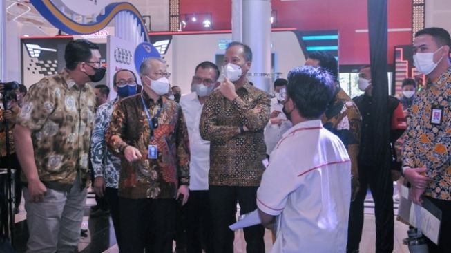 Menteri Perindustrian Agus Gumiwang Kartasasmita dan Ketua Umum Gaikindo Yohannes Nangoi, usai acara pembukaan GIIAS Surabaya 2021 [Seven Event].