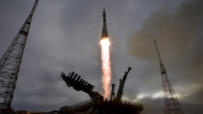 Roket MS20 yang membawa miliarder Jepang, Yusaku Maezawa melakukan perjalanan ke ISS. [Kirill Kudravtsev/AFP]
