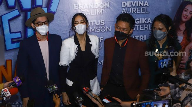 Para pemain film 'Yowis Ben Finale' menemui awak media usai gala premiere di Kuningan, Jakarta Selatan, Kamis (9/12/2021). [Suara.com/Alfian Winanto]